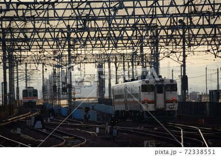 高山本線　岐阜駅に入ってくるキハ40系と出発する311系 72338551