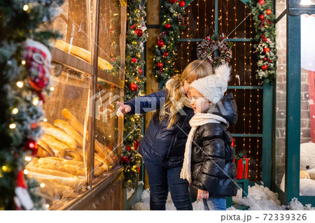 Children choosing bread in bakery in evening 72339326