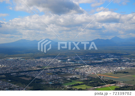 樽前山、風不死岳、支笏湖、恵庭岳など北海道の山々の眺望。新千歳空港に着陸態勢のB767より撮影。 72339702
