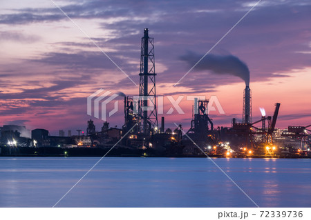 【京葉工業地域　新日鐵住金君津製鐵所の夕景シルエット】 72339736