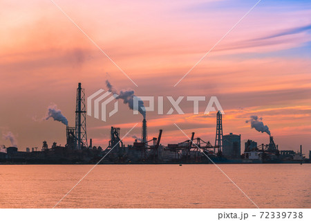 【京葉工業地域 新日鐵住金君津製鐵所の夕景シルエット】 【京葉工業地域 新日鐵住金君津製鐵所の夕景シルエット】 72339738
