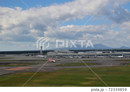 まもなく着陸。新千歳空港の建物の全景と樽前山、風不死岳が見える。 72339859