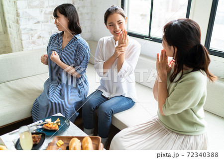 楽しくお喋りをする女性 楽しくお喋りをする女性 72340388