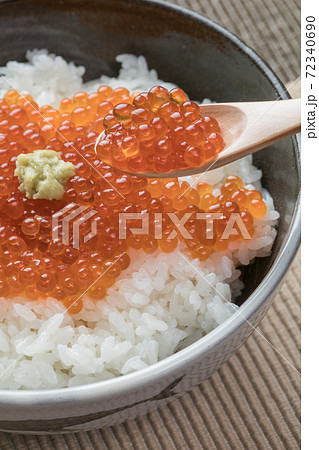 いくらたっぷり贅沢丼 72340690