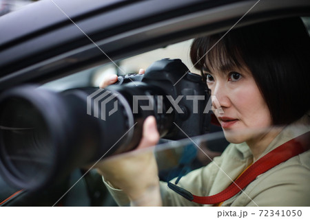 車内から写真を撮る女性 72341050