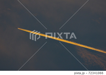 夕暮れと飛行機雲 夕暮れと飛行機雲 72341066