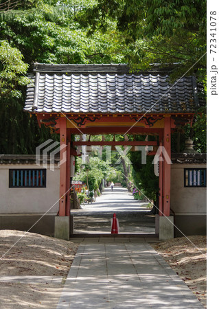 大阪府豊中市・服部住吉神社の南門と参道 72341078
