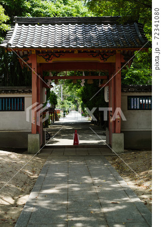 大阪府豊中市・服部住吉神社の南門と参道 72341080