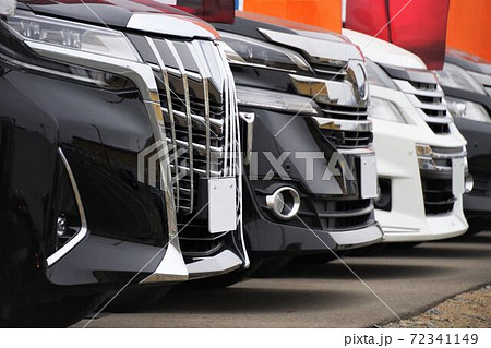 販売店に並ぶクルマ ミニバン トヨタ車 販売店に並ぶクルマ ミニバン トヨタ車 72341149