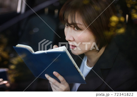 車内でメモを取る女性社員 車内でメモを取る女性社員 72341822