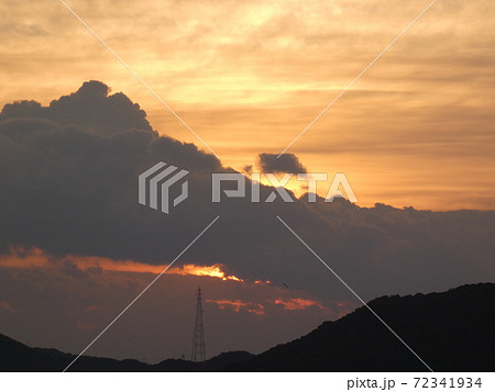 志摩の海の雲間に昇る朝日 志摩の海の雲間に昇る朝日 72341934