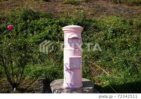 三陸鉄道リアス線　恋し浜駅前のピンク色のポスト 72342511