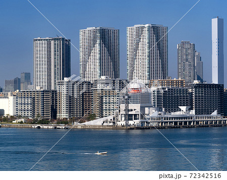 東京都　晴海客船ターミナルと高層マンション街 72342516