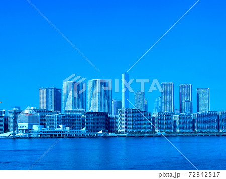 東京都 晴海客船ターミナルと高層マンション街 東京都 晴海客船ターミナルと高層マンション街 72342517
