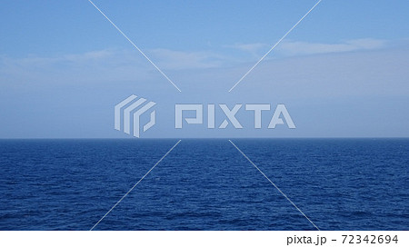 水平線 海の向こう 空と海の間 青バック 真っ青 気象 自然 海洋 海外 クルーズ 外敵 襲来の写真素材