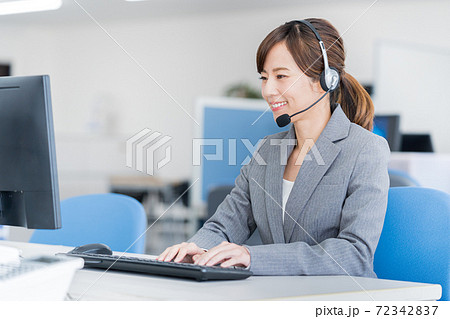 オフィスで働くオペレーターの若い女性 オフィスで働くオペレーターの若い女性 72342837