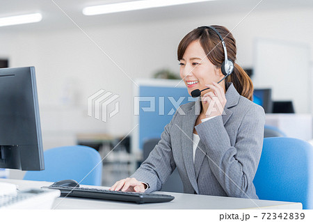 オフィスで働くオペレーターの若い女性 オフィスで働くオペレーターの若い女性 72342839