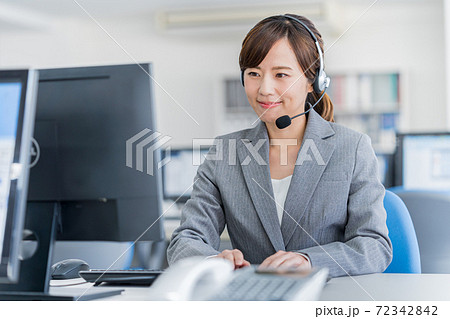 オフィスで働くオペレーターの若い女性 72342842