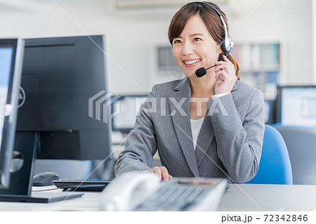 オフィスで働くオペレーターの若い女性 72342846