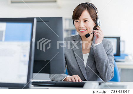 オフィスで働くオペレーターの若い女性 オフィスで働くオペレーターの若い女性 72342847