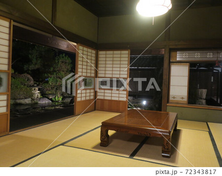 日本家屋の和室と夜の庭園 日本家屋の和室と夜の庭園 72343817
