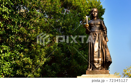 川西市　ナイチンゲール像 72345127