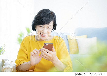 50代女性　スマートフォン 72345216