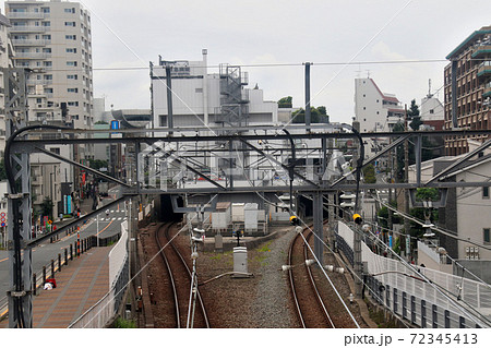 東京都大田区北千束の清水窪歩道橋より東急目黒線、東急大岡山駅および東急病院の全景を望む 東京都大田区北千束の清水窪歩道橋より東急目黒線、東急大岡山駅および東急病院の全景を望む 72345413
