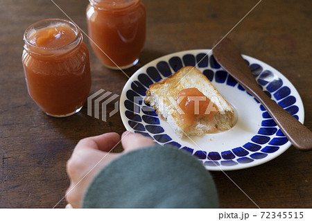 トーストに林檎ジャム トーストに林檎ジャム 72345515