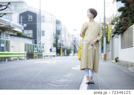 妊婦 臨月 マタニティの写真素材