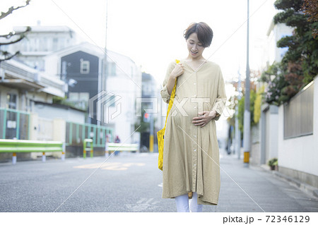 妊婦 臨月 マタニティの写真素材