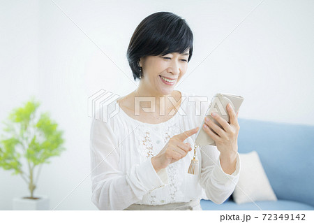 50代女性 スマートフォン 50代女性 スマートフォン 72349142