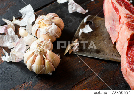 Garlic, which lies near the cutting knife with raw Garlic, which lies near the cutting knife with raw 72350654
