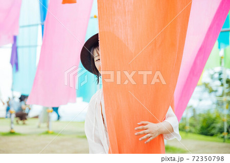 滋賀県 琵琶湖の見える丘 虹のカーテン 72350798