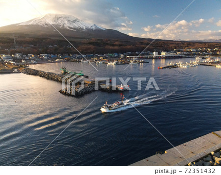初冬の北海道森町砂原港を出漁する漁船の朝の風景を空撮 初冬の北海道森町砂原港を出漁する漁船の朝の風景を空撮 72351432