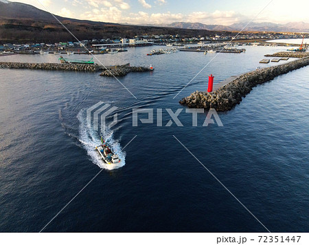 初冬の北海道森町砂原港を出漁する漁船の朝の風景を空撮 初冬の北海道森町砂原港を出漁する漁船の朝の風景を空撮 72351447