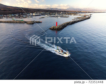 初冬の北海道森町砂原港を出漁する漁船の朝の風景を空撮 72351448