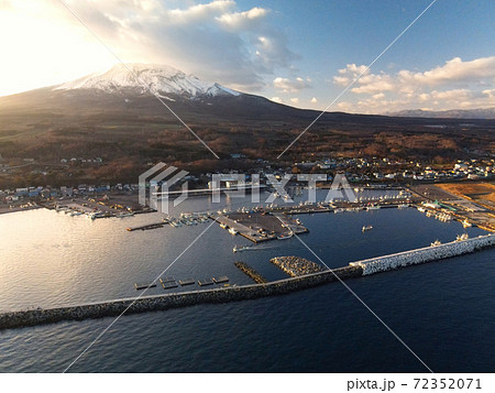 初冬の北海道森町砂原港の朝の風景を空撮 初冬の北海道森町砂原港の朝の風景を空撮 72352071