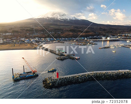 初冬の北海道森町砂原港の朝の風景を空撮 初冬の北海道森町砂原港の朝の風景を空撮 72352078