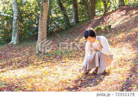紅葉狩りを楽しむシニアミド女性 修善寺エリア編 紅葉狩りを楽しむシニアミド女性 修善寺エリア編 72352179