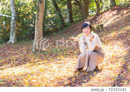 紅葉狩りを楽しむシニアミド女性 修善寺エリア編 紅葉狩りを楽しむシニアミド女性 修善寺エリア編 72352181