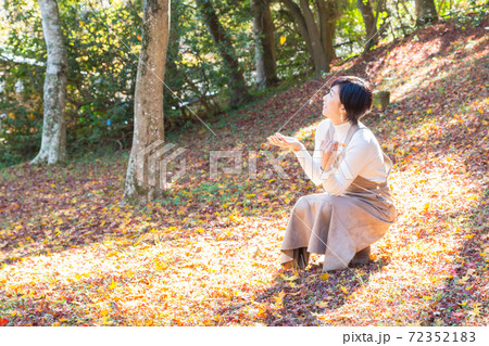 紅葉狩りを楽しむシニアミド女性 修善寺エリア編 72352183