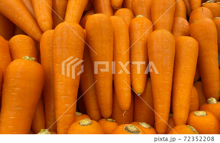 closeup fresh carrots in the supermarket closeup fresh carrots in the supermarket 72352208