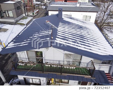 ドローンによる屋根の点検 72352407