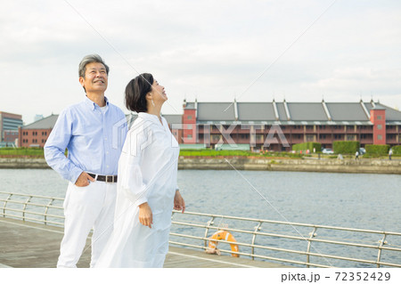 横浜 山下公園を楽しむさわやかミドルシニア夫婦 横浜 山下公園を楽しむさわやかミドルシニア夫婦 72352429