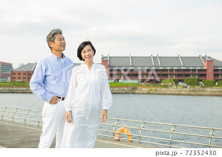 横浜 山下公園を楽しむさわやかミドルシニア夫婦 72352430