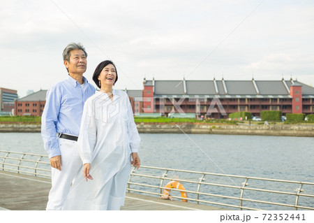 横浜 山下公園を楽しむさわやかミドルシニア夫婦 72352441