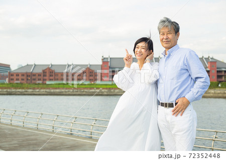 横浜 山下公園を楽しむさわやかミドルシニア夫婦 横浜 山下公園を楽しむさわやかミドルシニア夫婦 72352448