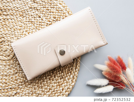 Beige leather wallet 72352532