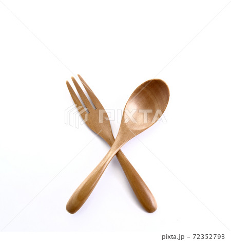 Close up wooden fork and spoon on white Close up wooden fork and spoon on white 72352793